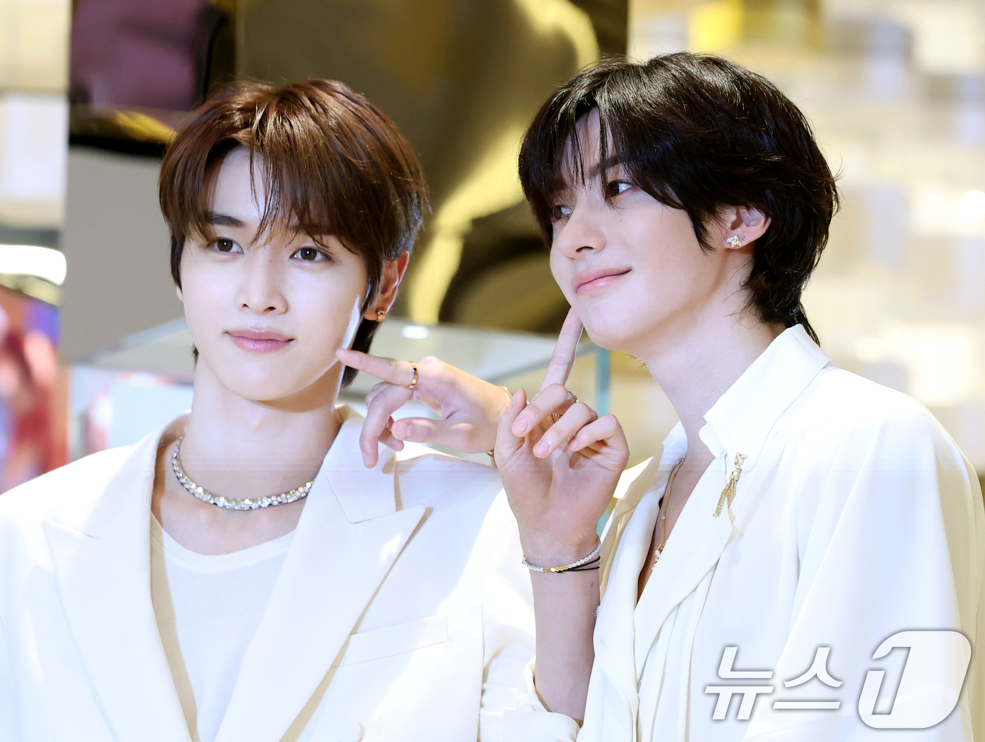 (서울=뉴스1) 권현진 기자 = 라이즈 성찬과 앤톤(오른쪽)이 16일 서울 송파구 롯데 잠실 에비뉴엘에서 열린 하이 주얼리 브랜드 ‘쇼메’ 비 드 쇼메 팝업 스토어 오픈 행사에 참 …