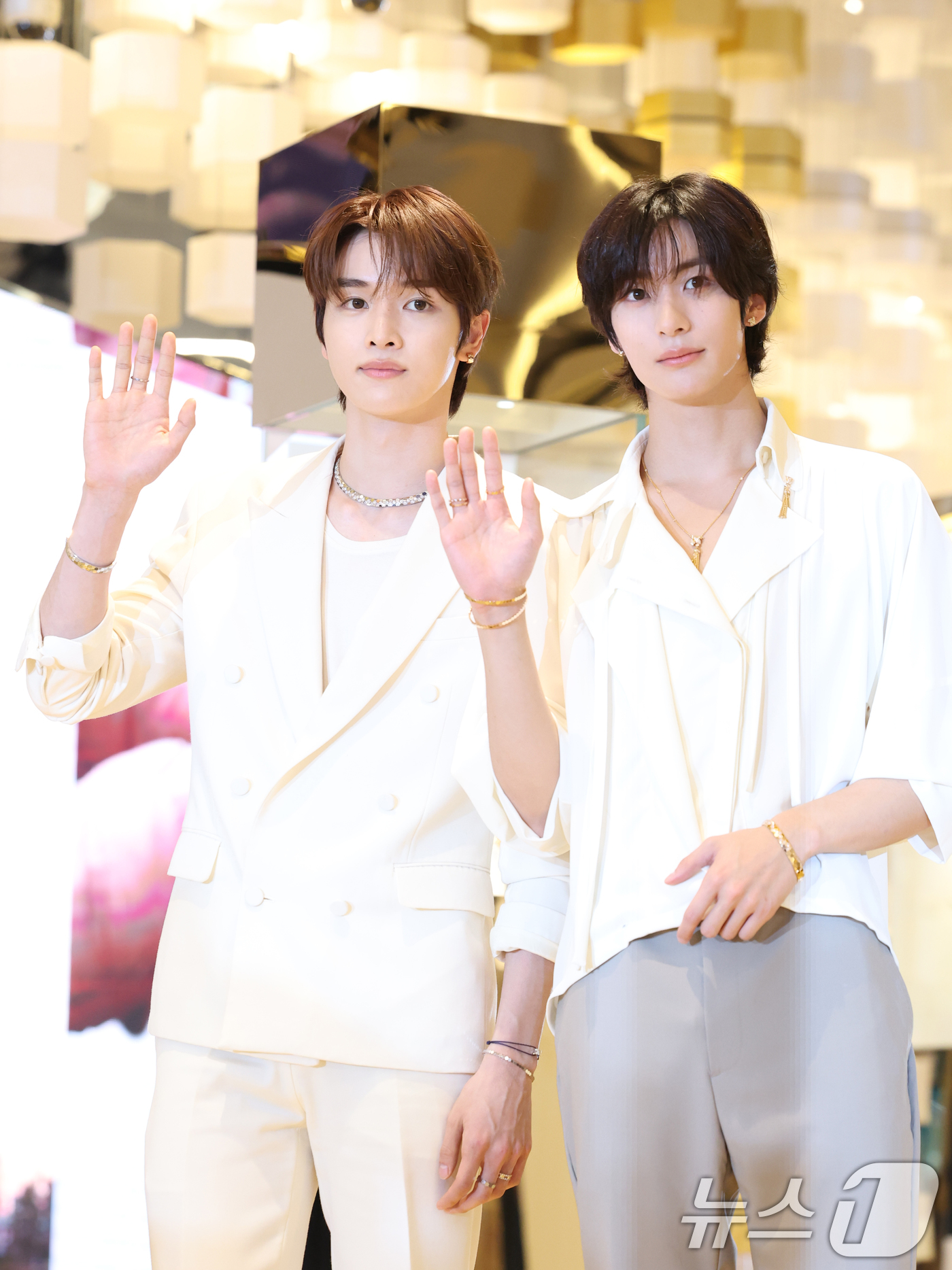 (서울=뉴스1) 권현진 기자 = 라이즈 성찬과 앤톤(오른쪽)이 16일 서울 송파구 롯데 잠실 에비뉴엘에서 열린 하이 주얼리 브랜드 ‘쇼메’ 비 드 쇼메 팝업 스토어 오픈 행사에 참 …