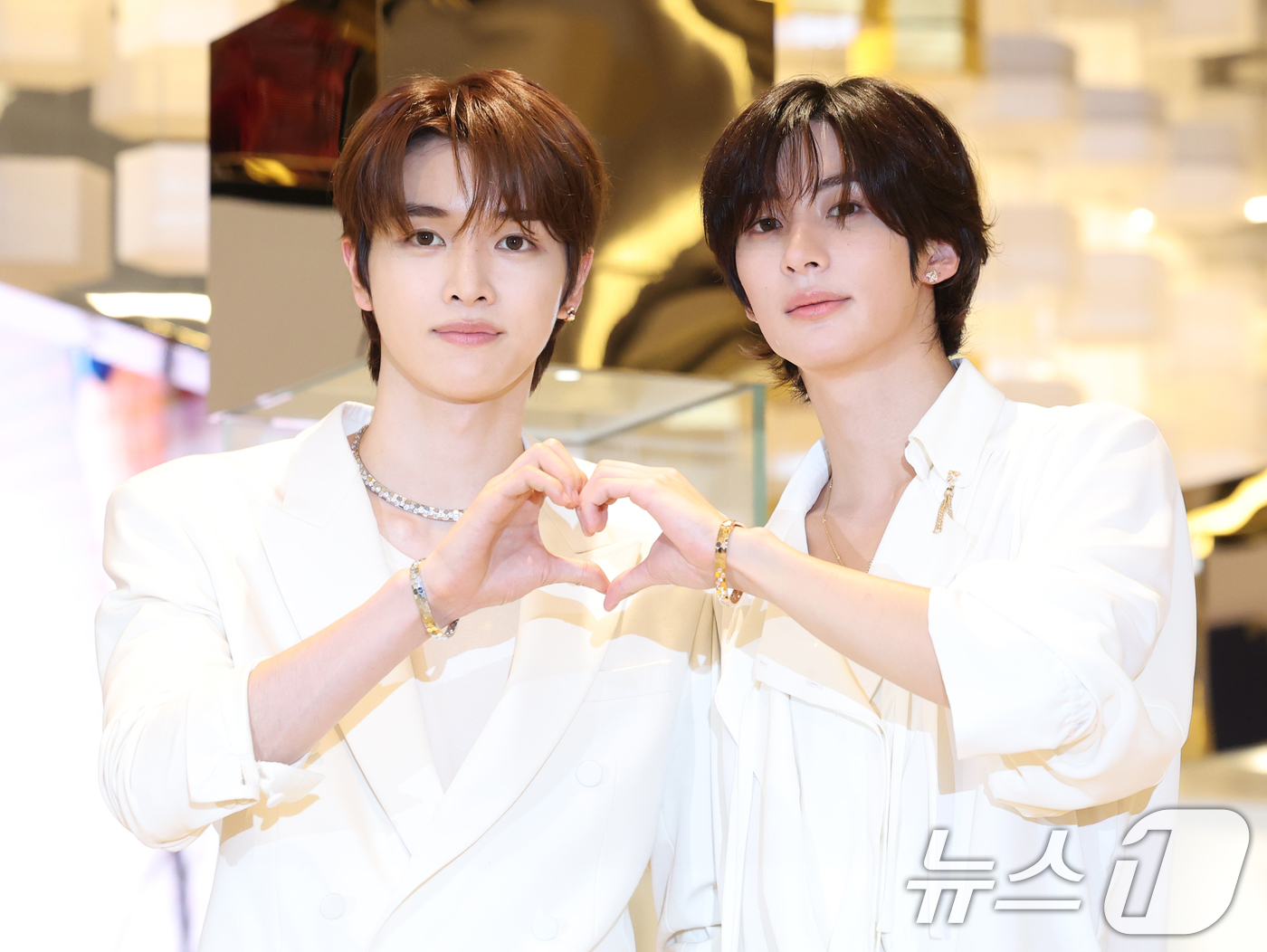 (서울=뉴스1) 권현진 기자 = 라이즈 성찬과 앤톤(오른쪽)이 16일 서울 송파구 롯데 잠실 에비뉴엘에서 열린 하이 주얼리 브랜드 ‘쇼메’ 비 드 쇼메 팝업 스토어 오픈 행사에 참 …