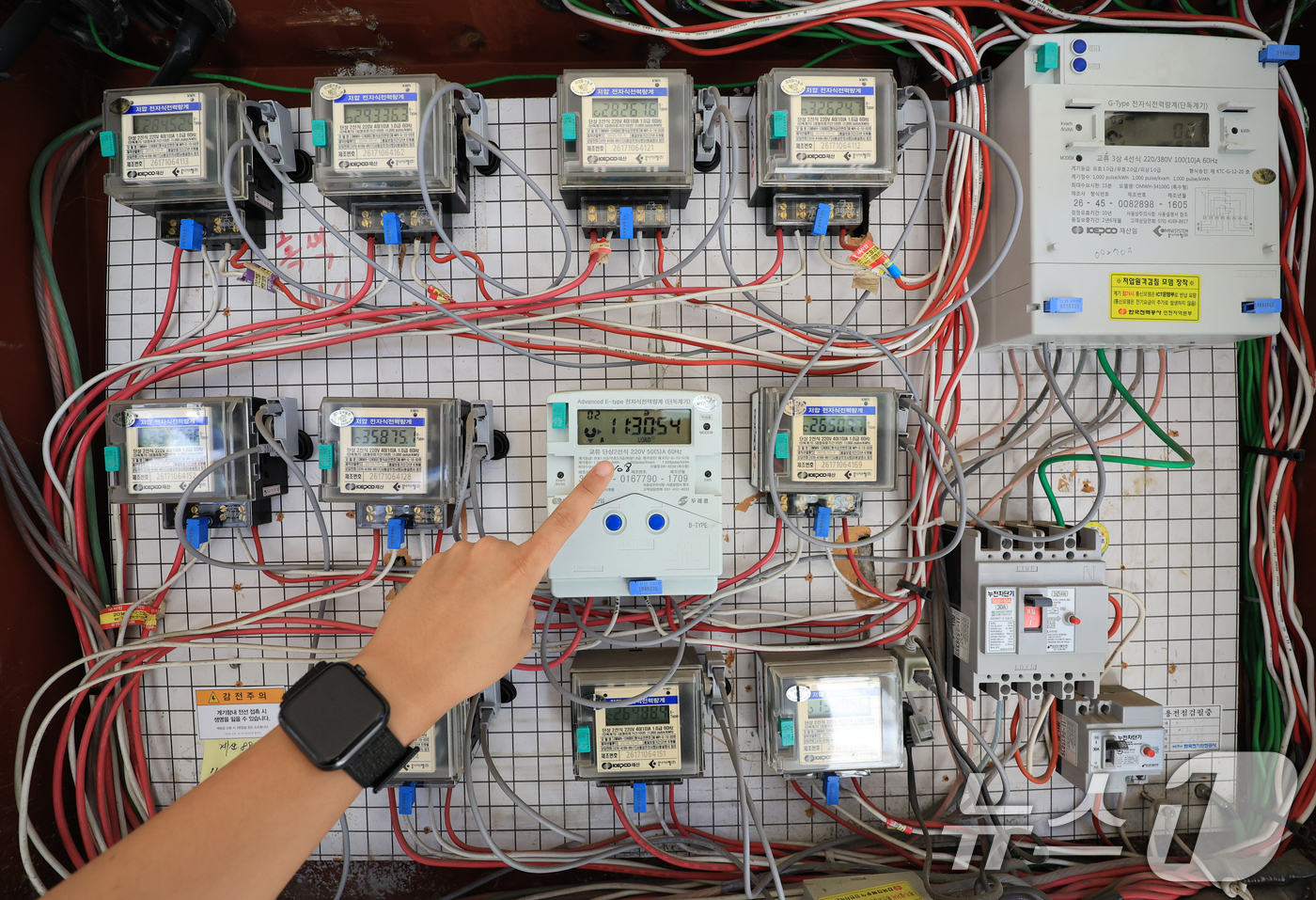 (인천=뉴스1) 이호윤 기자 = 최근 5년간 의식주 물가가 전체 소비자물가보다 빠르게 오르며 특히 전기·가스 요금이 7%로 가장 큰 상승률을 보이고 있다. 사진은 16일 인천 시내 …