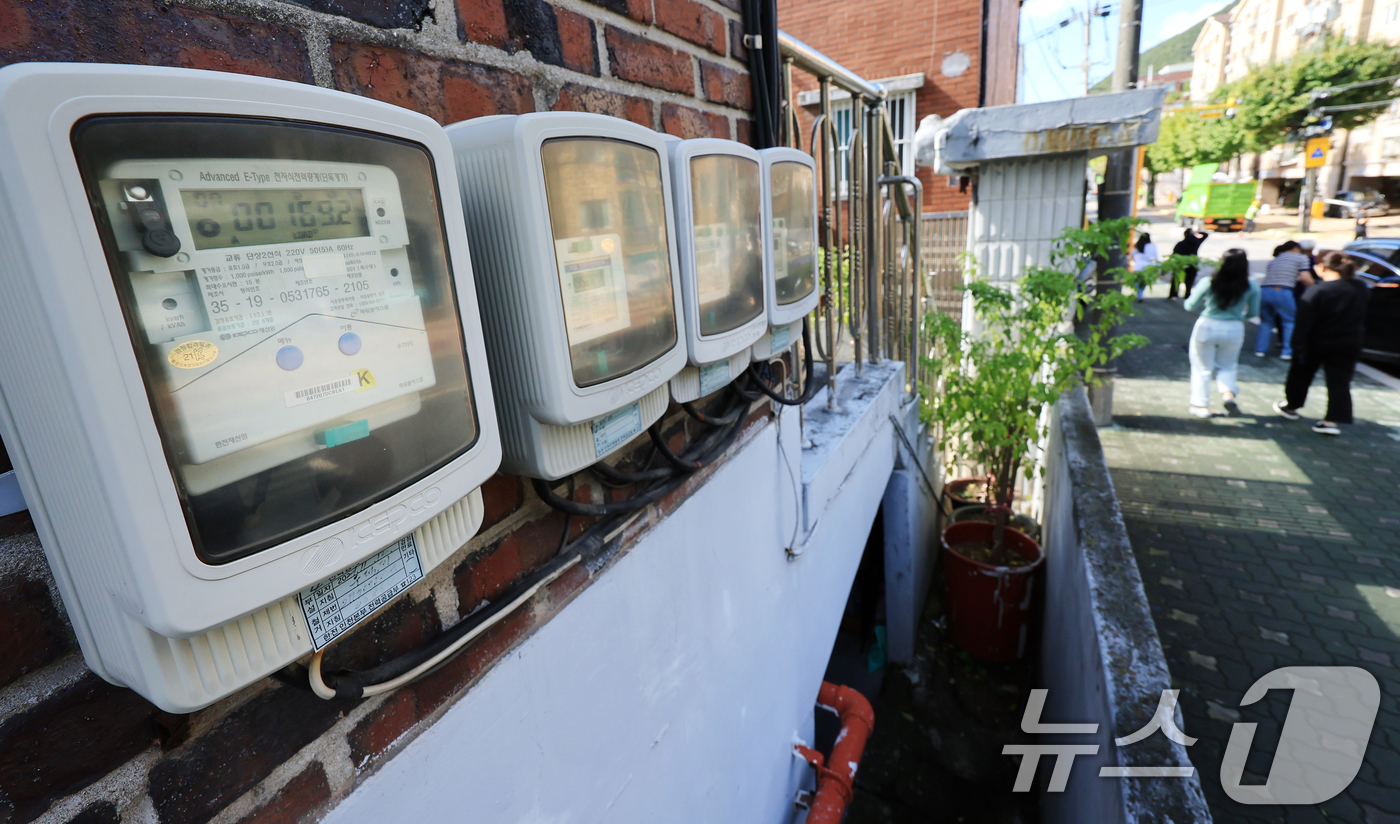 (인천=뉴스1) 이호윤 기자 = 최근 5년간 의식주 물가가 전체 소비자물가보다 빠르게 오르며 특히 전기·가스 요금이 7%로 가장 큰 상승률을 보이고 있다. 사진은 16일 인천 시내 …