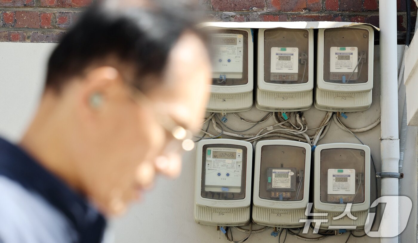 본문 이미지 - 최근 5년간 의식주 물가가 전체 소비자물가보다 빠르게 오르며 특히 전기·가스 요금이 7%로 가장 큰 상승률을 보이고 있다. 사진은 16일 인천 시내 주택가 전기계량기의 모습. 2025.10.16/뉴스1 ⓒ News1 이호윤 기자