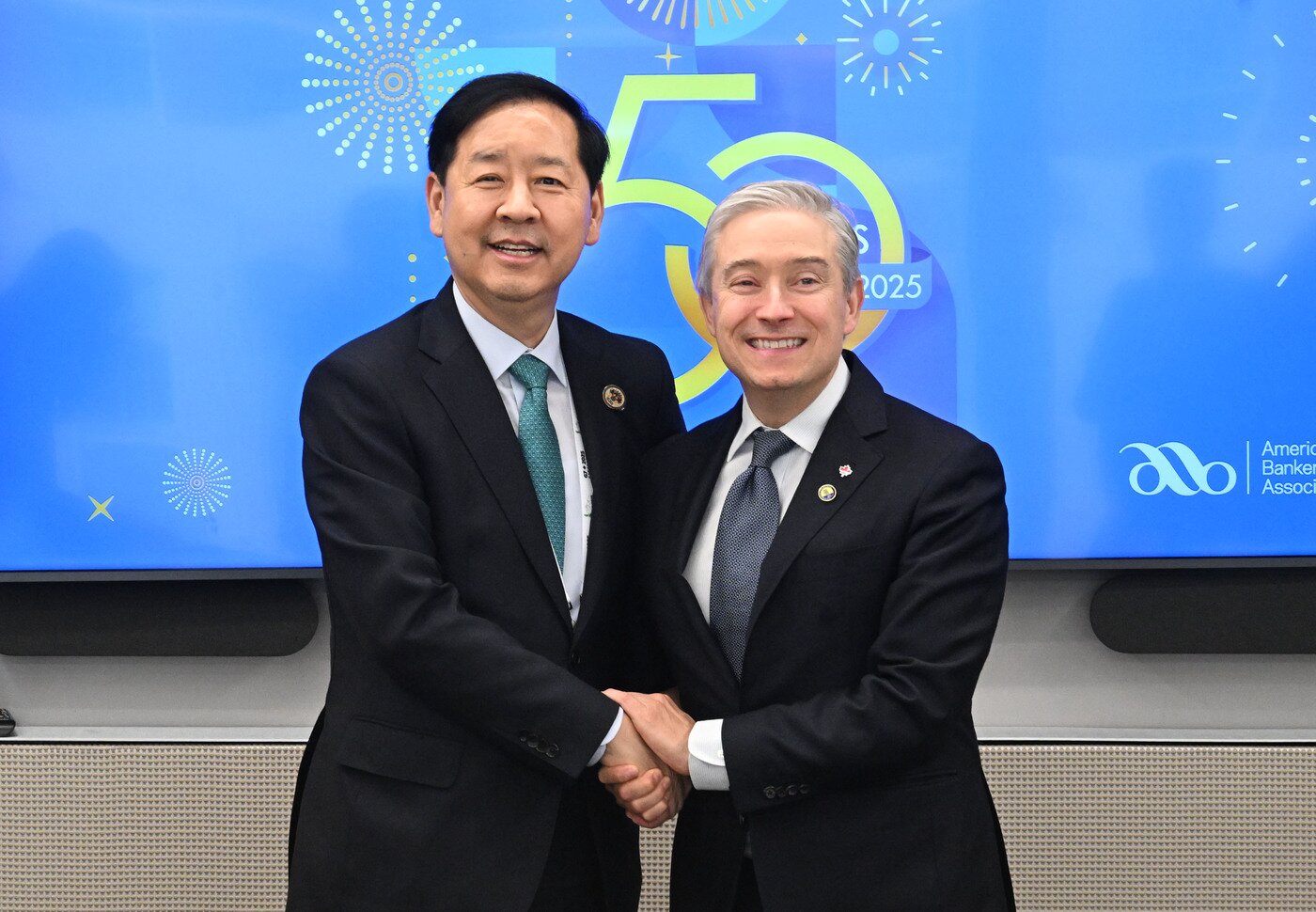 본문 이미지 - G20 재무장관·중앙은행총재 회의 및 국제통화기금&#40;IMF&#41;·세계은행&#40;WB&#41;의 연차 총회 참석차 미국 워싱턴DC를 방문 중인 구윤철 부총리 겸 기획재정부 장관이 10월 15일&#40;현지시간&#41; 미국은행협회&#40;American Bankers Association&#41;에서 프랑수아 필립 샹파뉴 캐나다 재무장관과 악수를 나누고 있다.&#40;기재부 제공&#41;