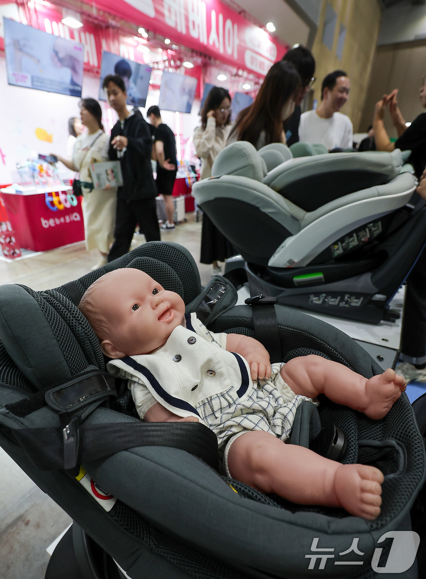 (고양=뉴스1) 김성진 기자 = 16일 경기 고양시 킨텍스에서 열린 2025 코베 베이비페어&유아교육전을 찾은 관람객들이 전시장을 둘러보고 있다. 2025.10.16/뉴스1