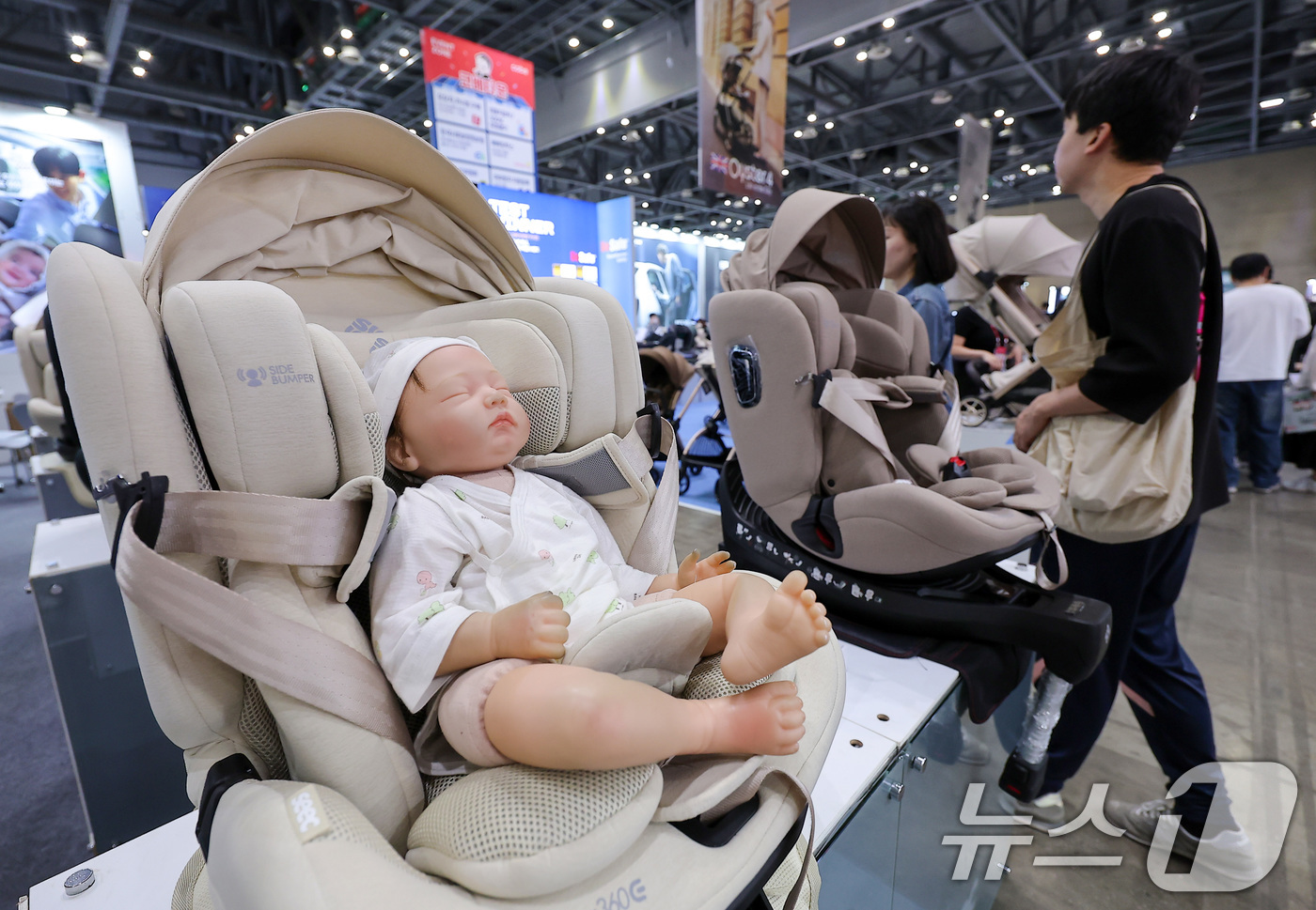 (고양=뉴스1) 김성진 기자 = 16일 경기 고양시 킨텍스에서 열린 2025 코베 베이비페어&유아교육전을 찾은 관람객들이 전시장을 둘러보고 있다. 2025.10.16/뉴스1