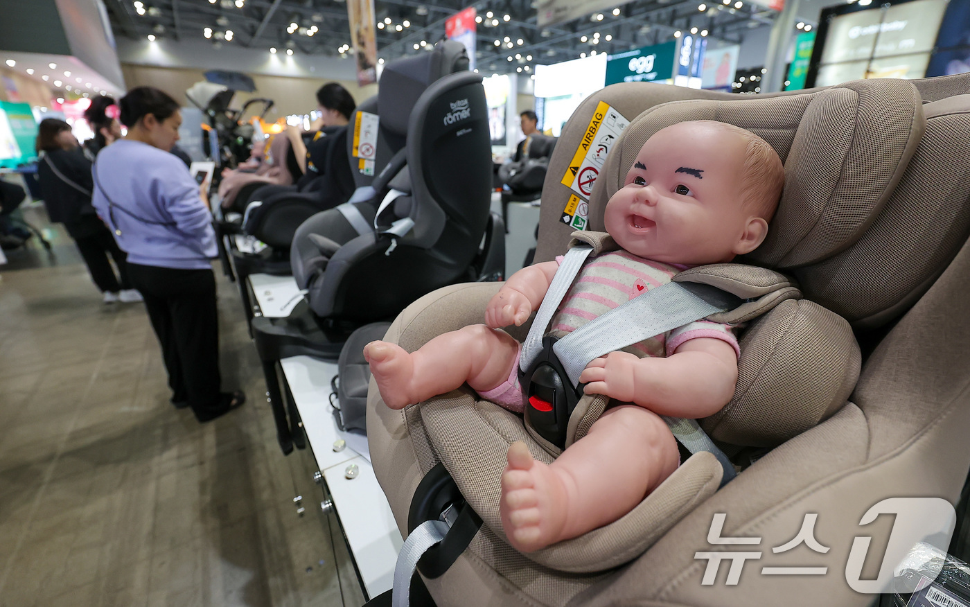 (고양=뉴스1) 김성진 기자 = 16일 경기 고양시 킨텍스에서 열린 2025 코베 베이비페어&유아교육전을 찾은 관람객들이 전시장을 둘러보고 있다. 2025.10.16/뉴스1