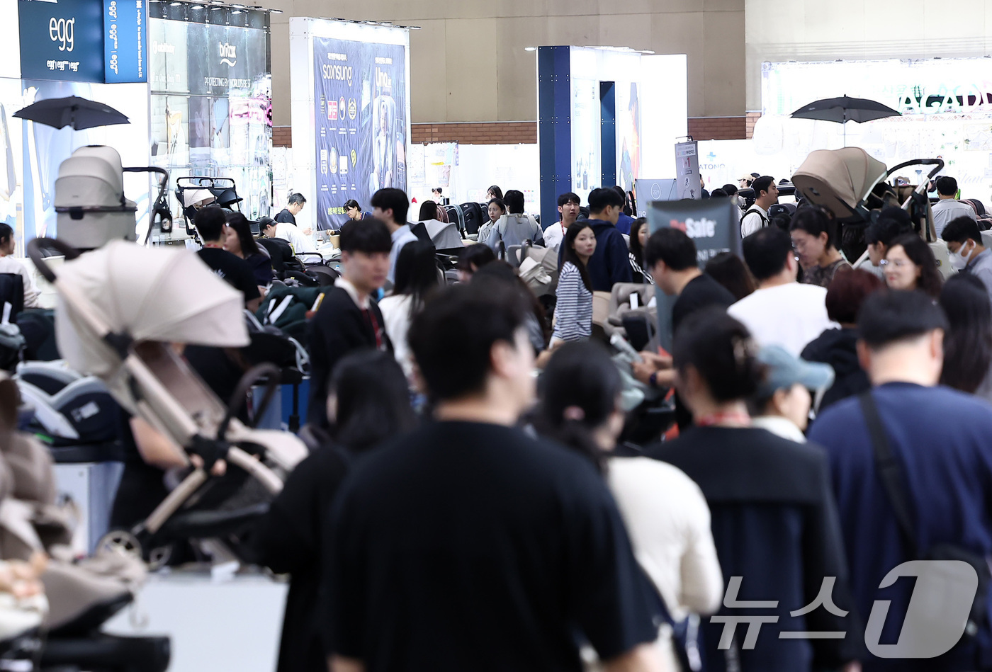 (고양=뉴스1) 김성진 기자 = 16일 경기 고양시 킨텍스에서 열린 2025 코베 베이비페어&유아교육전을 찾은 관람객들이 전시장을 둘러보고 있다. 2025.10.16/뉴스1