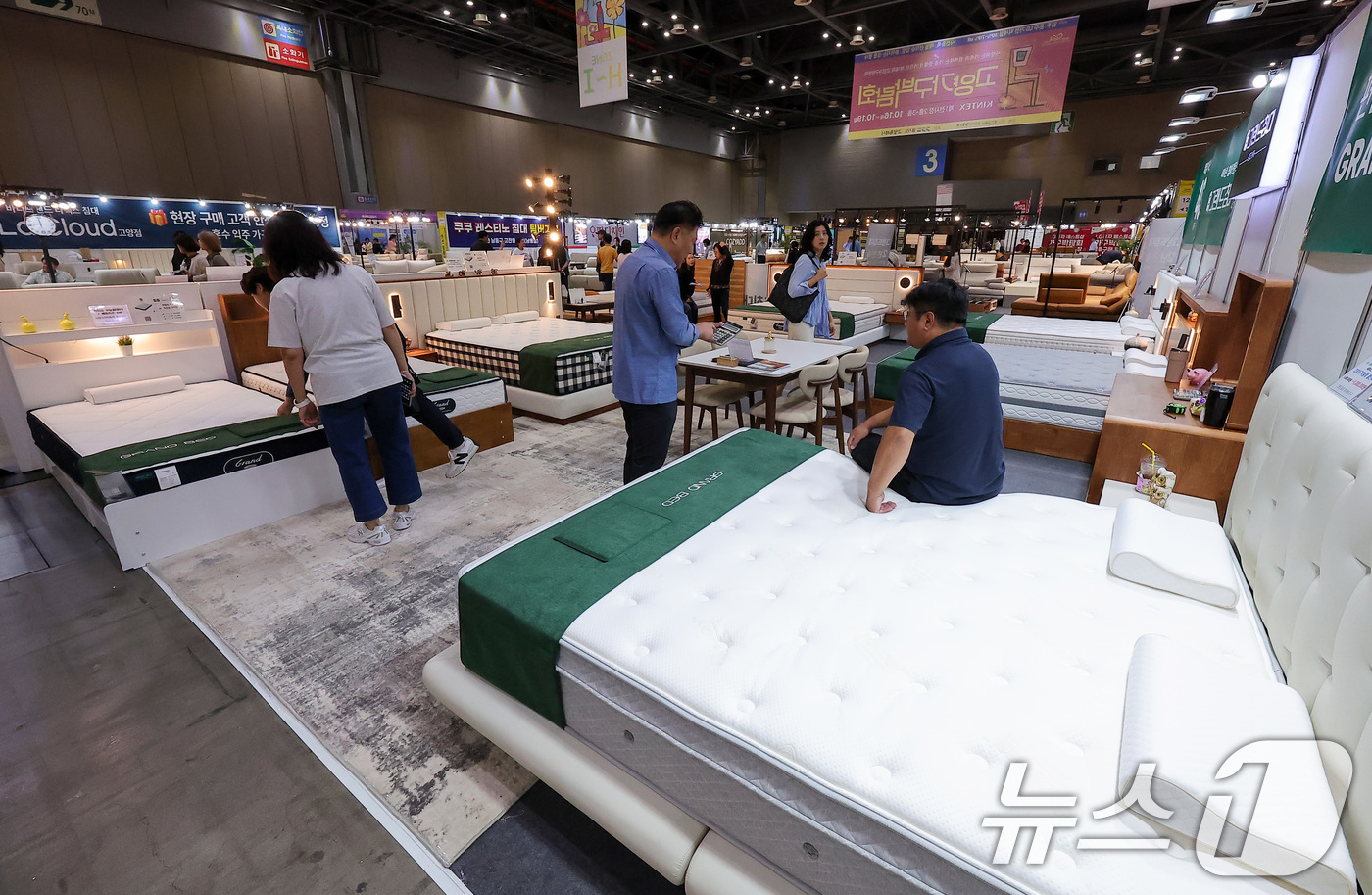 (고양=뉴스1) 김성진 기자 = 16일 경기 고양시 킨텍스에서 열린 제18회 고양가구박람회를 찾은 관람객들이 전시장을 둘러보고 있다. 2025.10.16/뉴스1