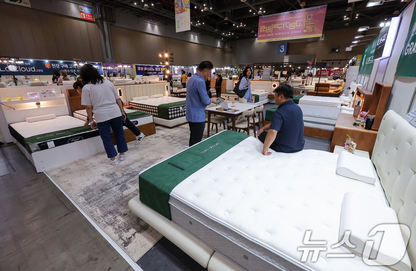 본문 이미지 - 16일 경기 고양시 킨텍스에서 열린 제18회 고양가구박람회를 찾은 관람객들이 전시장을 둘러보고 있다. 2025.10.16/뉴스1 ⓒ News1 김성진 기자