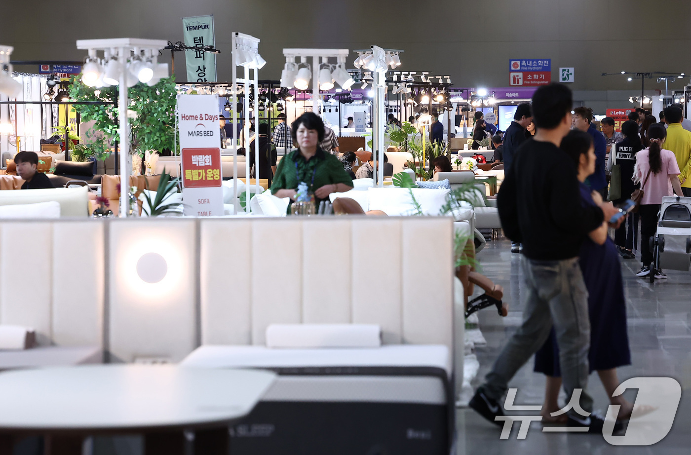 (고양=뉴스1) 김성진 기자 = 16일 경기 고양시 킨텍스에서 열린 제18회 고양가구박람회를 찾은 관람객들이 전시장을 둘러보고 있다. 2025.10.16/뉴스1