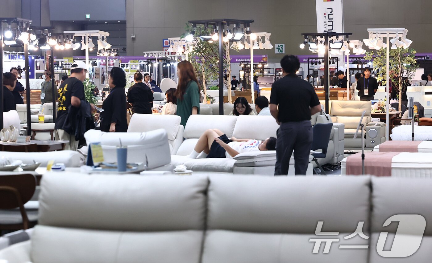 본문 이미지 - 16일 경기 고양시 킨텍스에서 열린 제18회 고양가구박람회를 찾은 관람객들이 전시장을 둘러보고 있다. 2025.10.16/뉴스1 ⓒ News1 김성진 기자