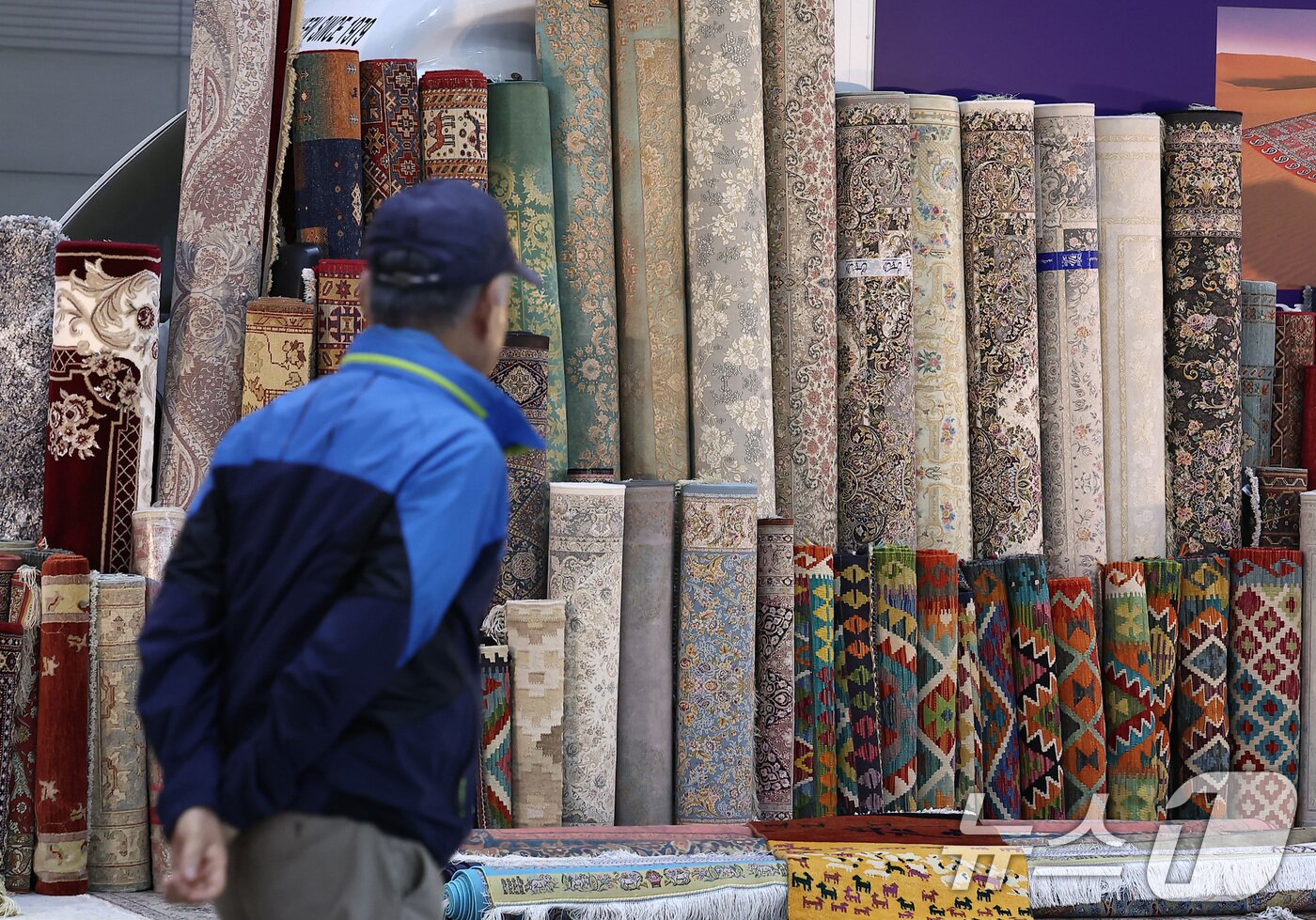 본문 이미지 - 16일 경기 고양시 킨텍스에서 열린 제18회 고양가구박람회를 찾은 관람객들이 전시장을 둘러보고 있다. 2025.10.16/뉴스1 ⓒ News1 김성진 기자