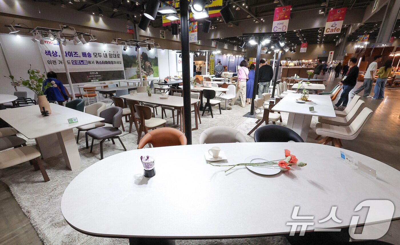 본문 이미지 - 16일 경기 고양시 킨텍스에서 열린 제18회 고양가구박람회를 찾은 관람객들이 전시장을 둘러보고 있다. 2025.10.16/뉴스1 ⓒ News1 김성진 기자