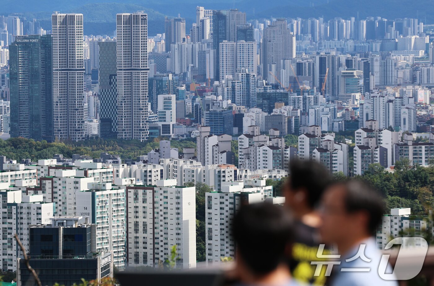 본문 이미지 - 서울 남산에서 바라본 아파트 단지 모습. 2025.10.16/뉴스1 ⓒ News1 오대일 기자