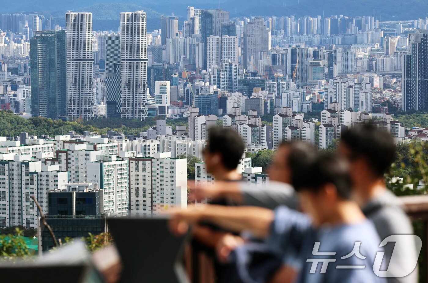 본문 이미지 - 서울 남산에서 바라본 아파트 단지 모습. 2025.10.16/뉴스1 ⓒ News1 오대일 기자