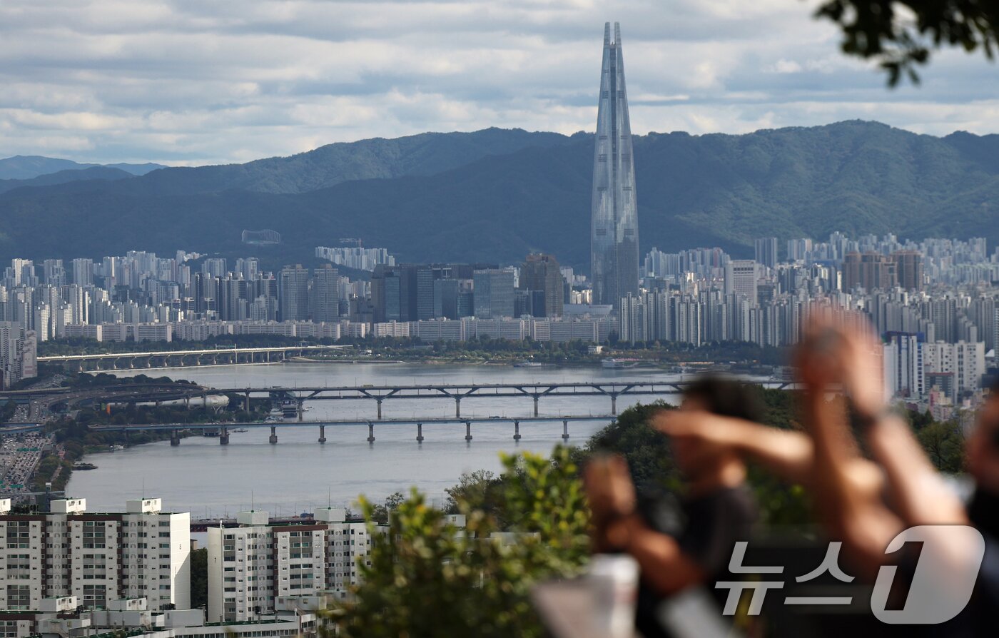 본문 이미지 - 서울 남산에서 바라본 아파트 단지 모습. 2025.10.16/뉴스1 ⓒ News1 오대일 기자