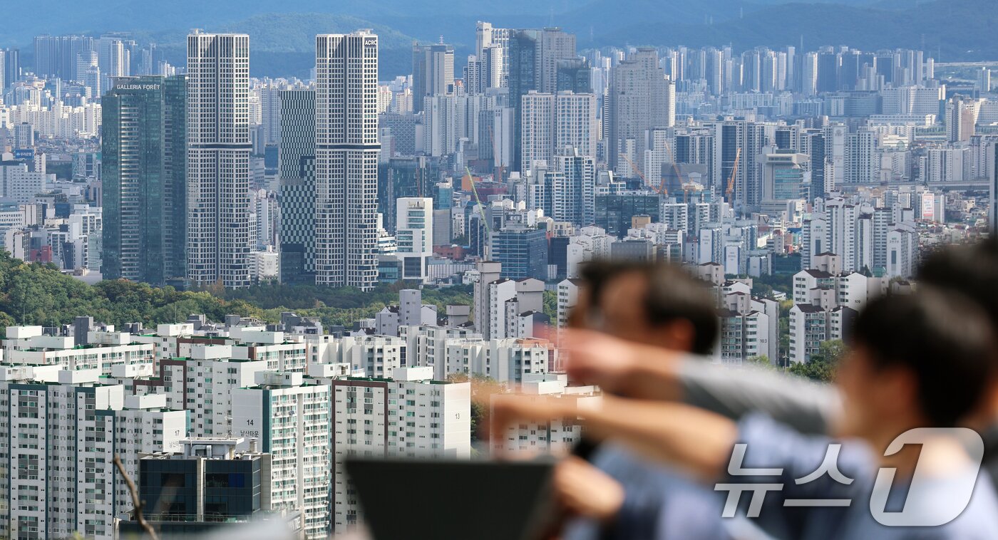 본문 이미지 - 서울 남산에서 바라본 아파트 단지 모습. 2025.10.16/뉴스1 ⓒ News1 오대일 기자