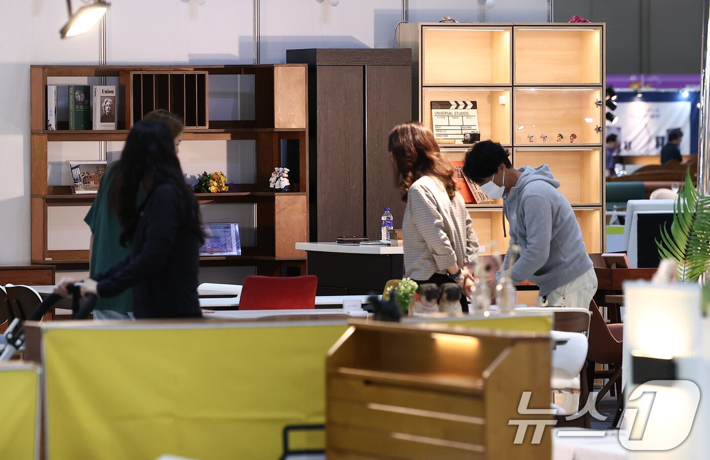 본문 이미지 - 16일 경기 고양시 킨텍스에서 열린 제18회 고양가구박람회를 찾은 관람객들이 전시장을 둘러보고 있다. 2025.10.16/뉴스1 ⓒ News1 김성진 기자