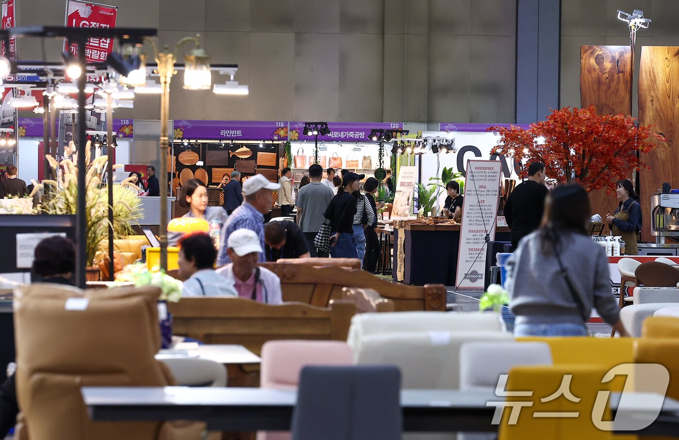본문 이미지 - 16일 경기 고양시 킨텍스에서 열린 제18회 고양가구박람회를 찾은 관람객들이 전시장을 둘러보고 있다. 2025.10.16/뉴스1 ⓒ News1 김성진 기자