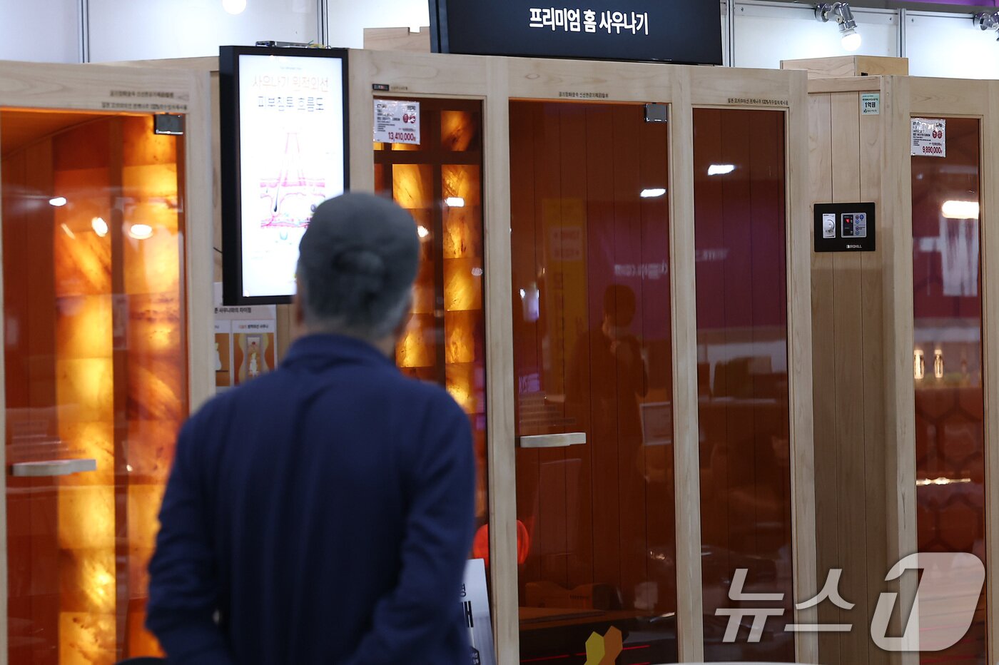 본문 이미지 - 16일 경기 고양시 킨텍스에서 열린 제18회 고양가구박람회를 찾은 관람객들이 전시장을 둘러보고 있다. 2025.10.16/뉴스1 ⓒ News1 김성진 기자