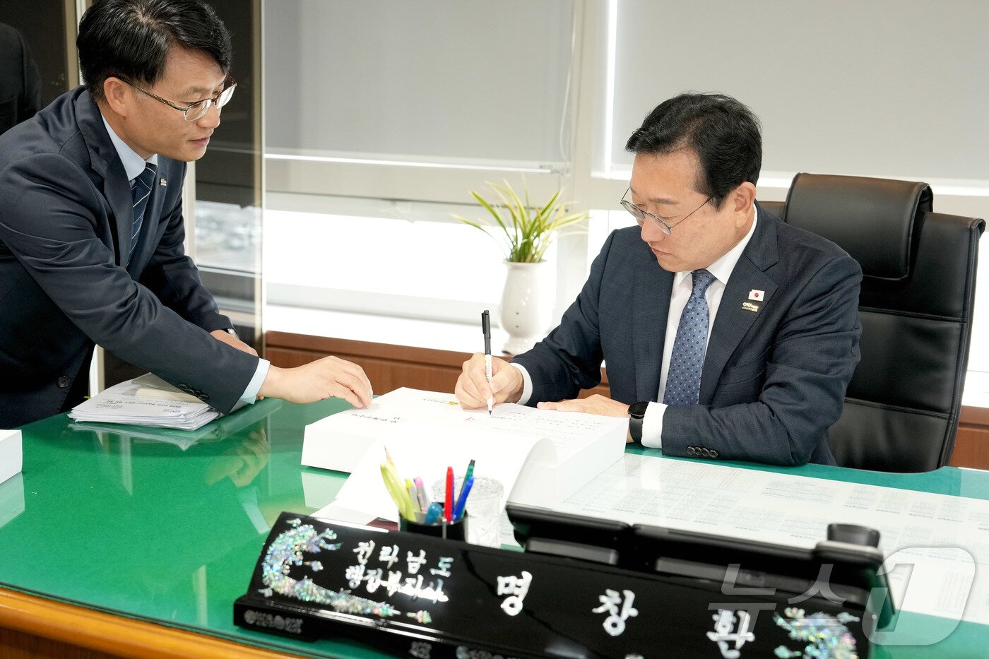 본문 이미지 - 명창환 전라남도 행정부지사가 16일 퇴임식을 앞두고 집무실에서 인수인계서에 서명을 하고 있다.&#40;전남도 제공. 재판매 및 DB금지&#41; 2025.10.16/뉴스1