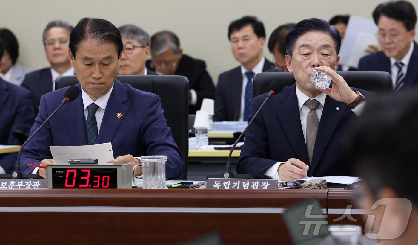 (세종=뉴스1) 김기남 기자 = 권오을 국가보훈부 장관이 16일 세종시 정부세종청사에서 열린 국회 정무위원회의 국가보훈부에 대한 국정감사에서 위원들의 질의에 답하는 동안 김형석 독 …