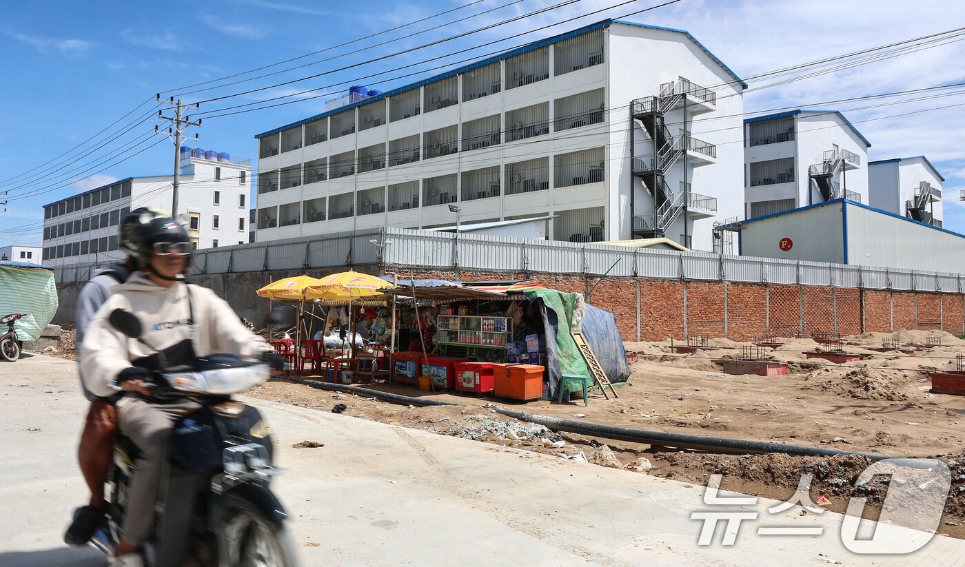 본문 이미지 - 16일&#40;현지시간&#41; 캄보디아과 베트남 국경 지역 쯔러이톰에 위치한 온라인스캠범죄단지. 현지인들에 따르면 이 단지들은 최근 1~2년 사이에 생겼다. 범죄조직들은 지난해부터 캄보디아 당국의 단속이 심해지자 눈을 피하기 위해 국경지대로 거점을 옮기는 것으로 알려졌다. 2025.10.16/뉴스1 ⓒ News1 김도우 기자