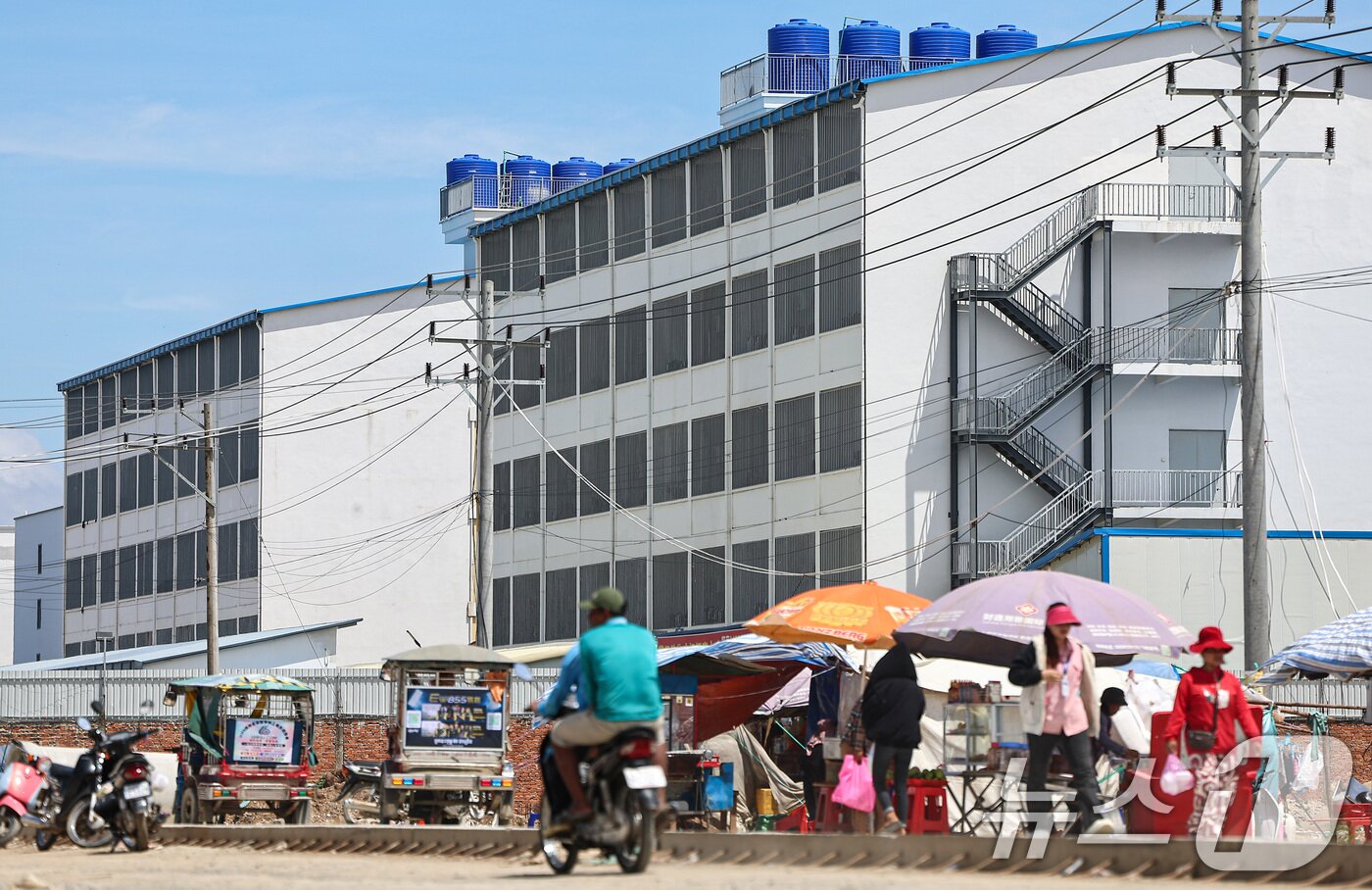 본문 이미지 - 16일&#40;현지시간&#41; 캄보디아과 베트남 국경 지역 쯔러이톰에 위치한 온라인스캠범죄단지. 현지인들에 따르면 이 단지들은 최근 1~2년 사이에 생겼다. 범죄조직들은 지난해부터 캄보디아 당국의 단속이 심해지자 눈을 피하기 위해 국경지대로 거점을 옮기는 것으로 알려졌다. 2025.10.16/뉴스1 ⓒ News1 김도우 기자