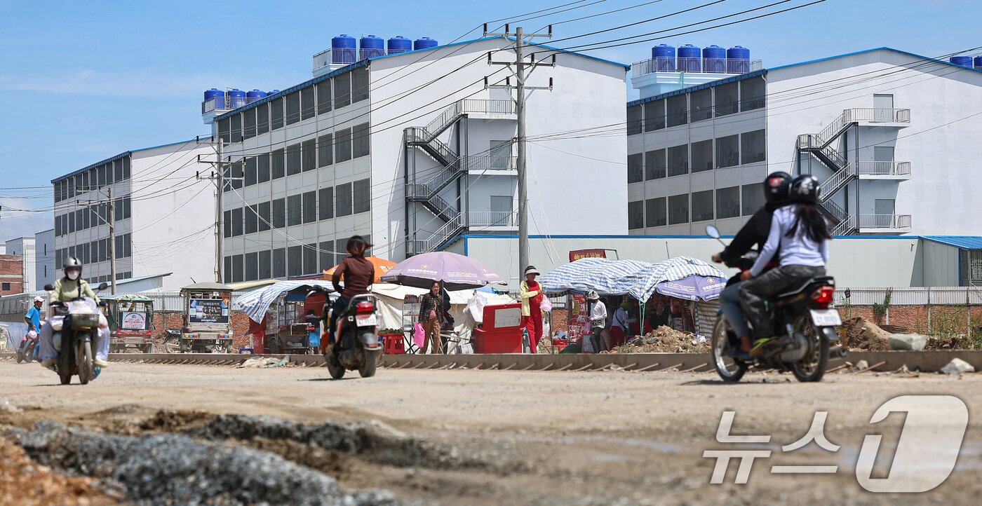 본문 이미지 - 16일(현지시간) 캄보디아과 베트남 국경 지역 쯔러이톰에 위치한 온라인스캠범죄단지. 현지인들에 따르면 이 단지들은 최근 1~2년 사이에 생겼다. 범죄조직들은 지난해부터 캄보디아 당국의 단속이 심해지자 눈을 피하기 위해 국경지대로 거점을 옮기는 것으로 알려졌다. 2025.10.16/뉴스1 ⓒ News1 김도우 기자