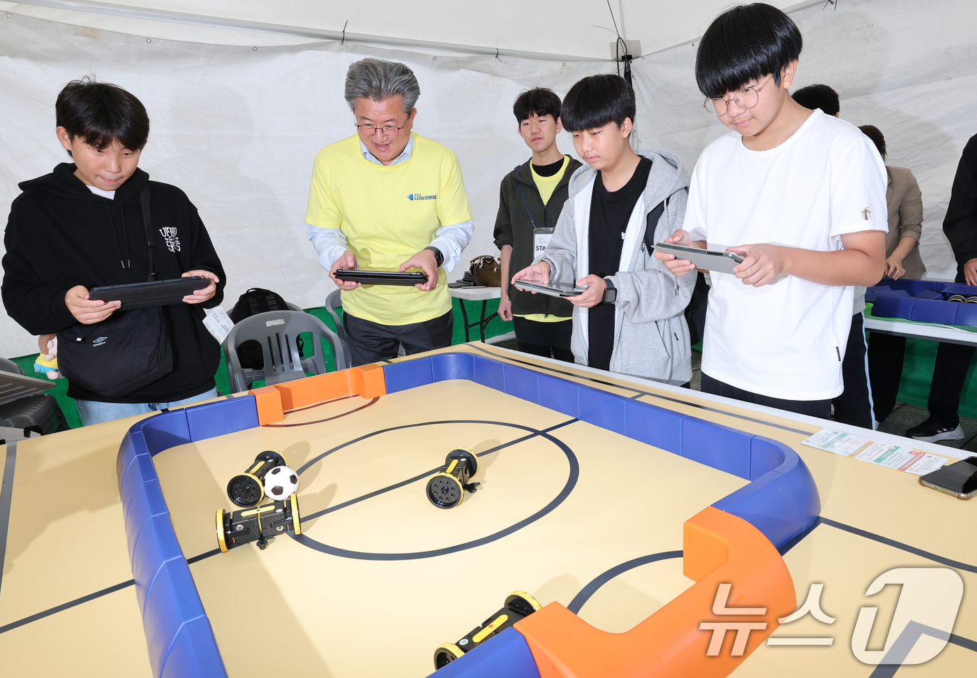 (대전=뉴스1) 김기태 기자 = 정용래 대전 유성구청장이 16일 대전 유성구 한빛탑광장 일원에서 열린 '청소년 나Be 한마당'에서 학생들과 로봇축구 체험을 하고 있다.'청소년 나B …