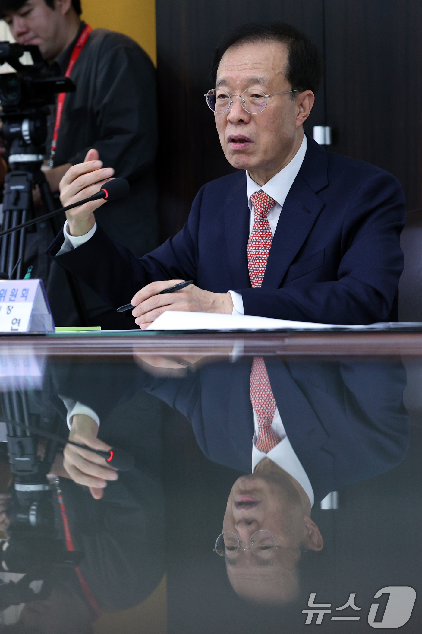 (서울=뉴스1) 박정호 기자 = 이석연 국민통합위원장이 16일 오후 서울 중구 세종대로 대한노인회를 방문해 이중근 대한노인회 회장과 가진 간담회에서 인사말을 하고 있다.  2025 …