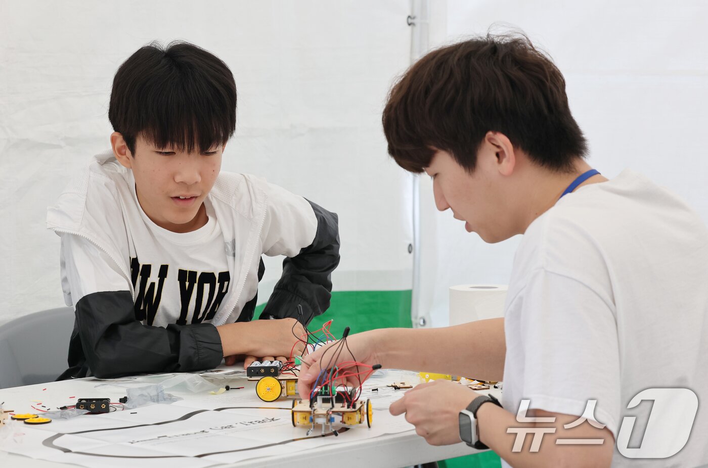 본문 이미지 - 16일 대전 유성구 한빛탑광장 일원에서 열린 '청소년 나Be 한마당'에 참여한 학생들이 진로체험을 하고 있다. '청소년 나Be 한마당'은 나를 찾아가는 시간이라는 의미와 나비의 날개짓처럼 청소년의 꿈과 희망의 날개짓을 의미하며 중부권 최대 진로직업체험 박람회다. 2025.10.16/뉴스1 ⓒ News1 김기태 기자