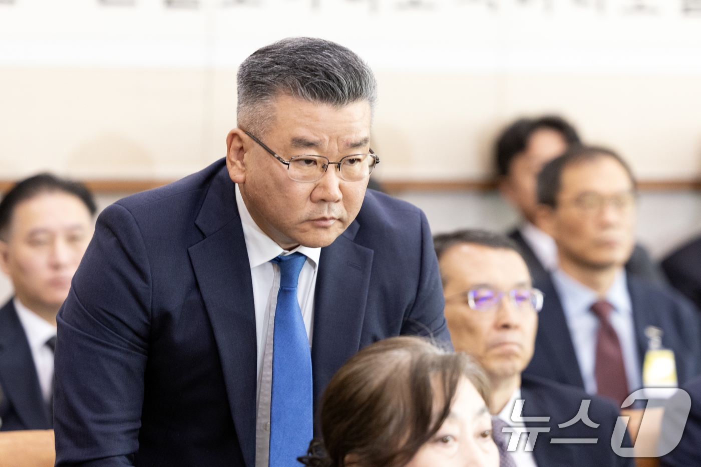 (서울=뉴스1) 이승배 기자 = 16일 서울 여의도 국회에서 열린 법제사법위원회 감사원 등에 대한 국정감사에 출석한 유병호 감사원 감사위원이 인사하고 있다. 2025.10.16/뉴 …