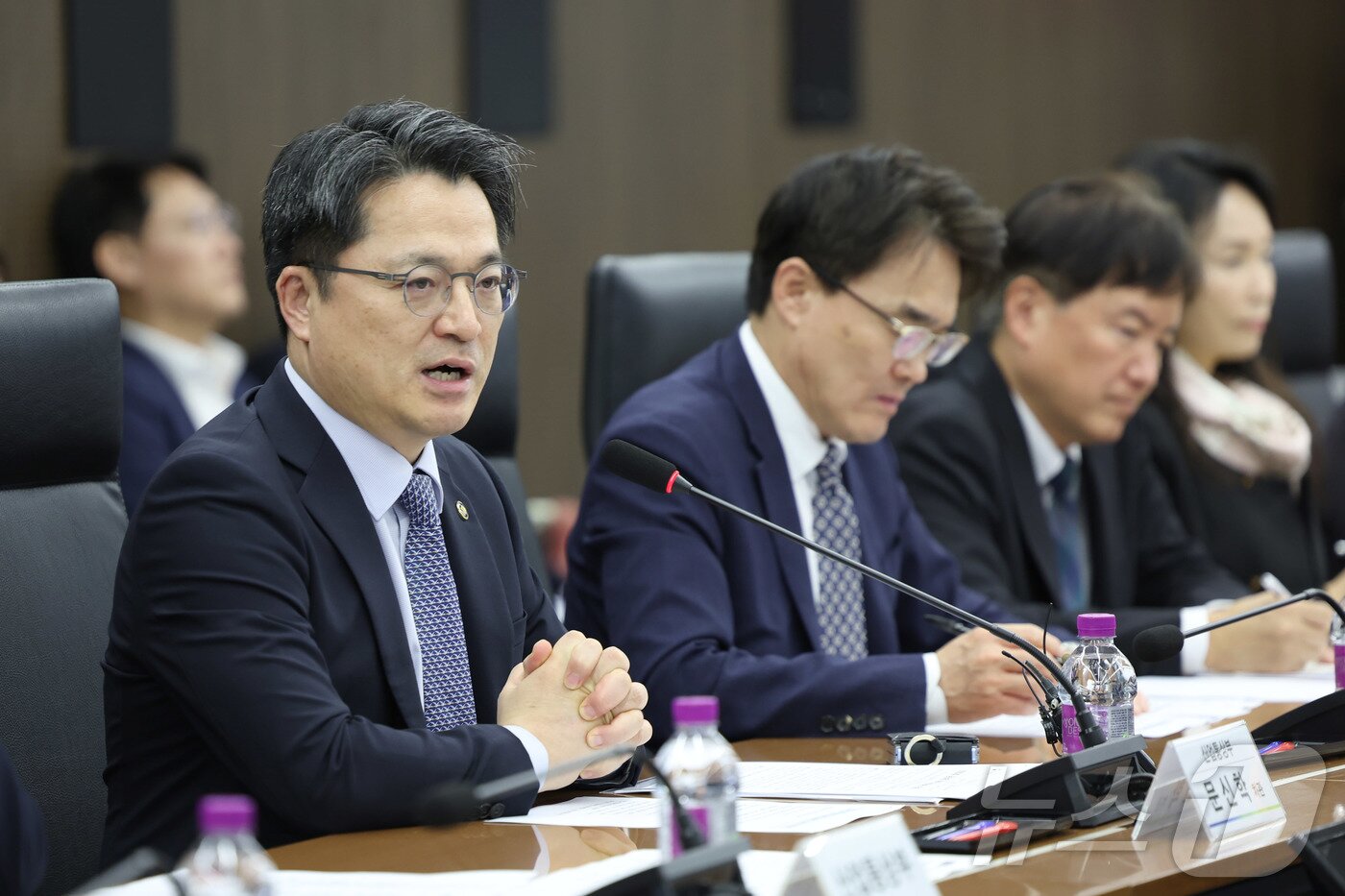 본문 이미지 - 문신학 산업통상자원부 차관이 16일 서울 중구 대한상공회의소에서 열린 &#39;민관 합동 희토류 공급망 대응회의&#39;를 주재하고 있다. &#40;산업통상자원부 제공. 재판매 및 DB 금지&#41; 2025.10.16/뉴스1