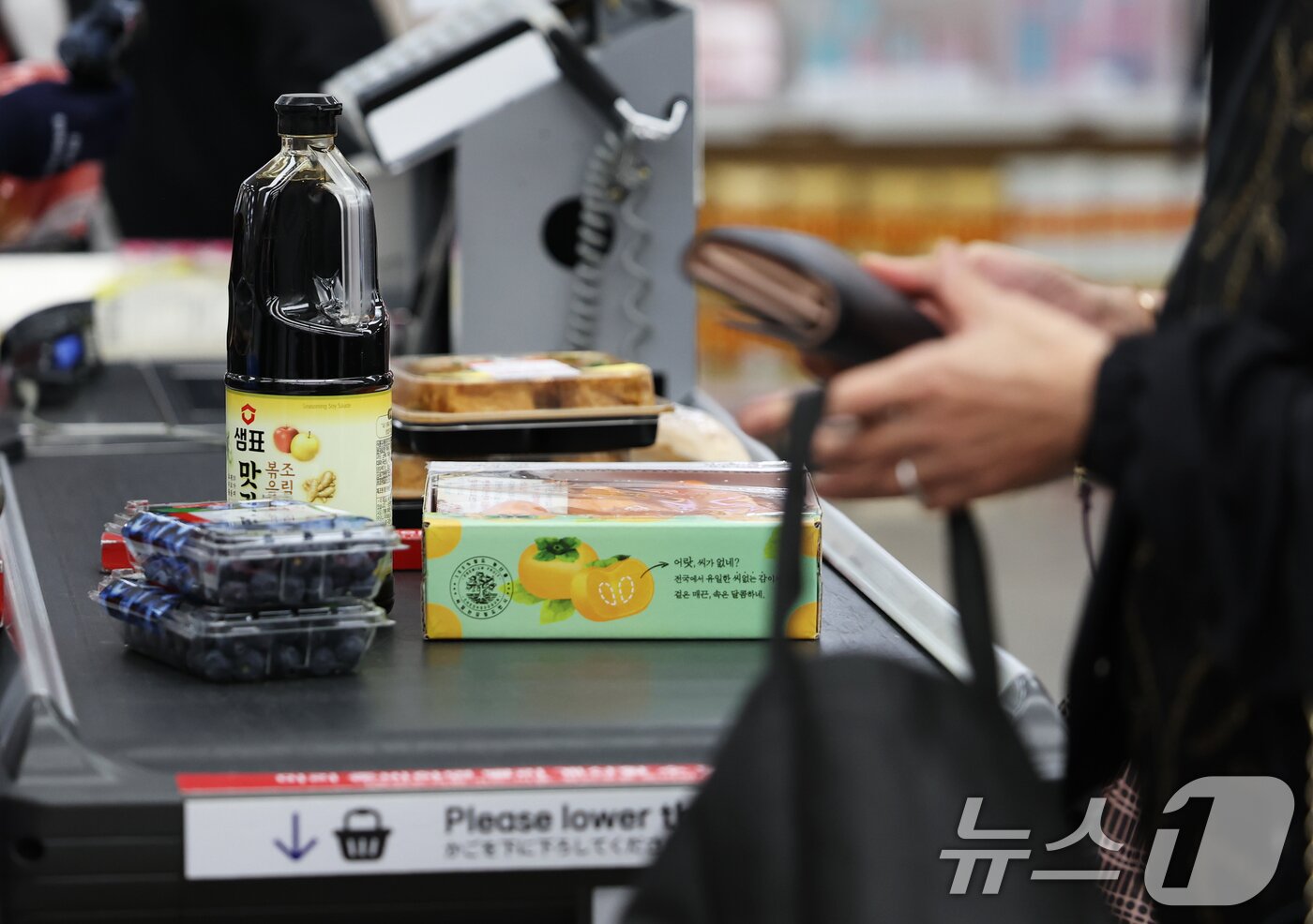 본문 이미지 - 서울의 한 대형마트에서 장을 보는 시민들. 2025.10.16/뉴스1 ⓒ News1 오대일 기자