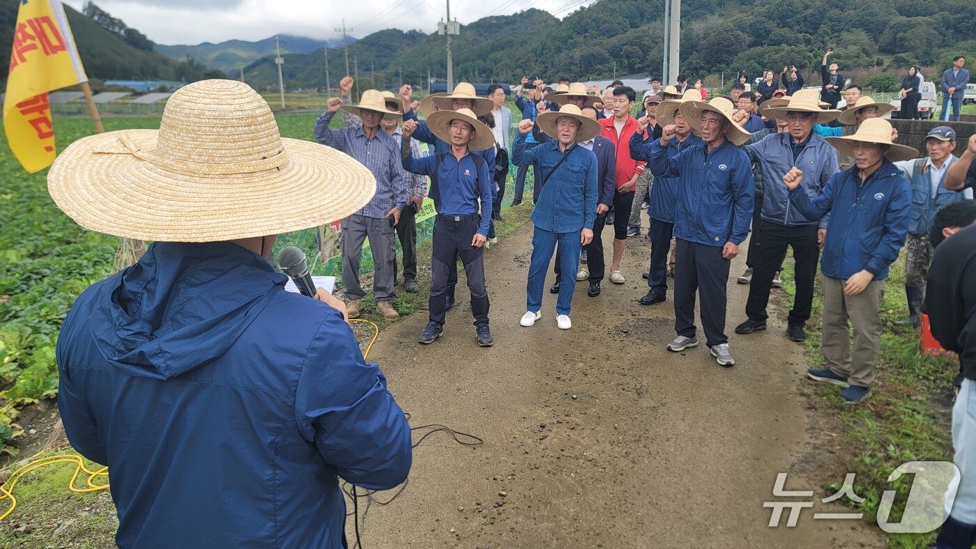 본문 이미지 - 전국농민회총연맹 청주시농민회 소속 회원 30여 명이 16일 청주시 상당구 미원면 한 배추밭 앞에서 집회를 열고 정부에 무름병 확산 방지 대책을 촉구하고 있다.2025.10.16./뉴스1
