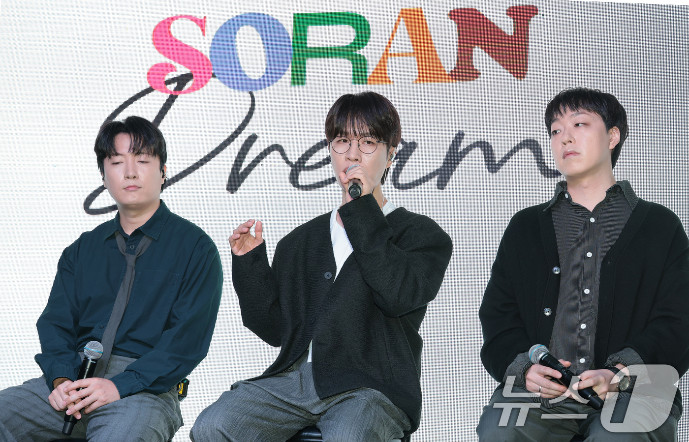 (서울=뉴스1) 권현진 기자 = 밴드 소란((SORAN) 서면호(왼쪽부터)와 고영배, 이태욱이 16일 서울 마포구 엠피엠지 사옥에서 가진 EP ‘DREAM’ 쇼케이스에서 취재진 질 …