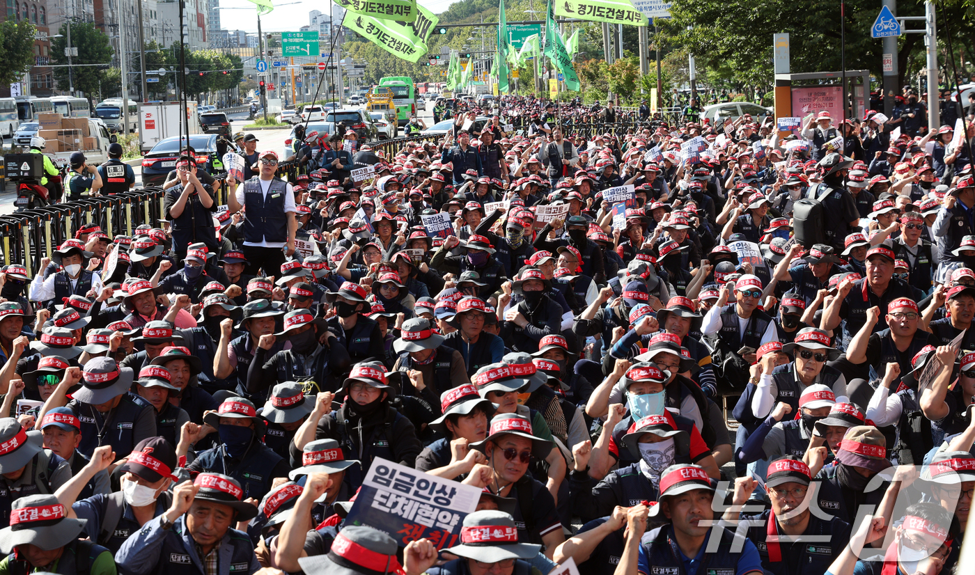 (서울=뉴스1) 김명섭 기자 = 16일 서울 관악구에서 열린 건설노조 전국동시다발 총파업 출정식에서 조합원들이 구호를 외치고 있다.조합원들은 '임금 및 단체협약 투쟁 승리, 중대재 …