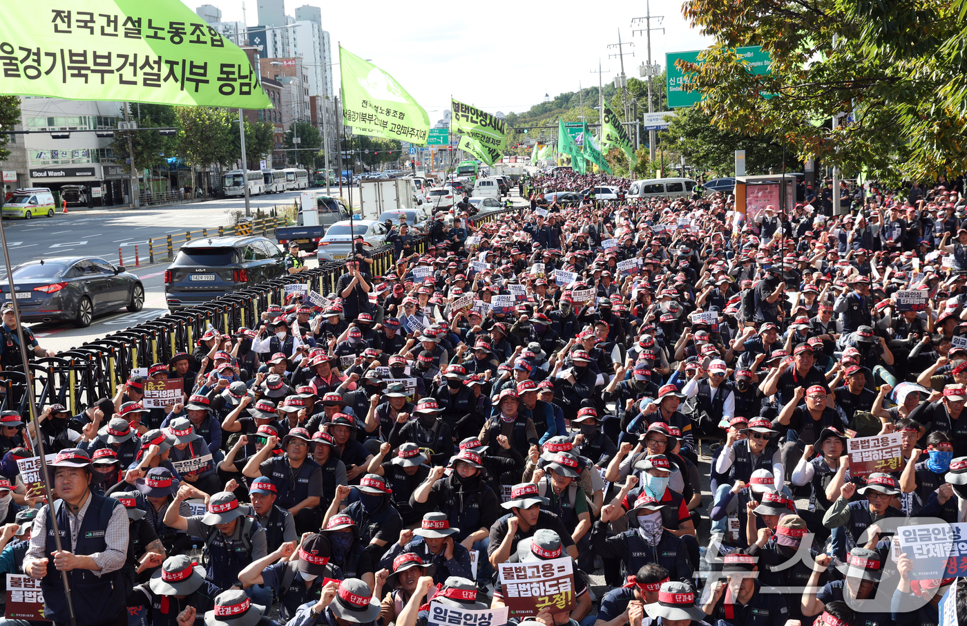 (서울=뉴스1) 김명섭 기자 = 16일 서울 관악구에서 열린 건설노조 전국동시다발 총파업 출정식에서 조합원들이 구호를 외치고 있다.조합원들은 '임금 및 단체협약 투쟁 승리, 중대재 …