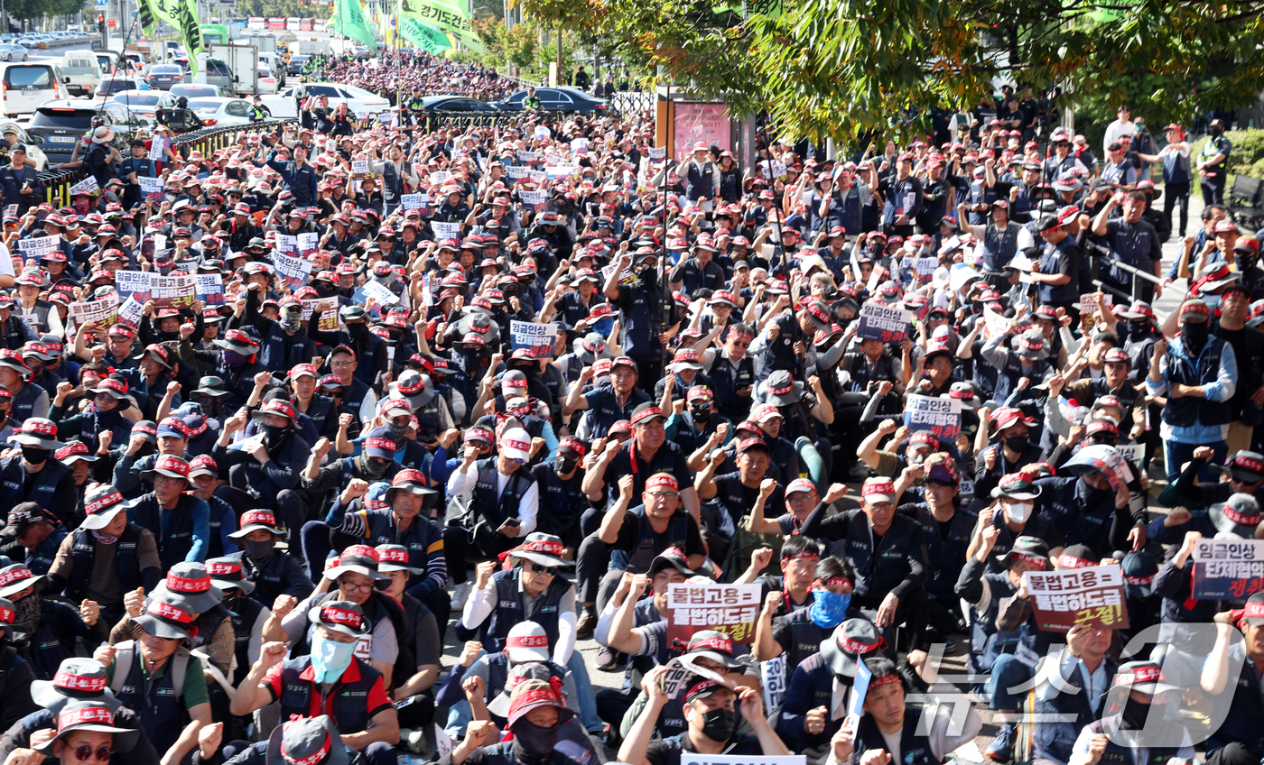 (서울=뉴스1) 김명섭 기자 = 16일 서울 관악구에서 열린 건설노조 전국동시다발 총파업 출정식에서 조합원들이 구호를 외치고 있다.조합원들은 '임금 및 단체협약 투쟁 승리, 중대재 …