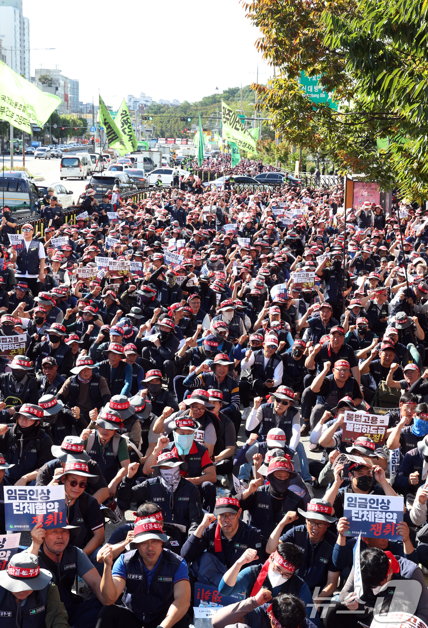 (서울=뉴스1) 김명섭 기자 = 16일 서울 관악구에서 열린 건설노조 전국동시다발 총파업 출정식에서 조합원들이 구호를 외치고 있다.조합원들은 '임금 및 단체협약 투쟁 승리, 중대재 …
