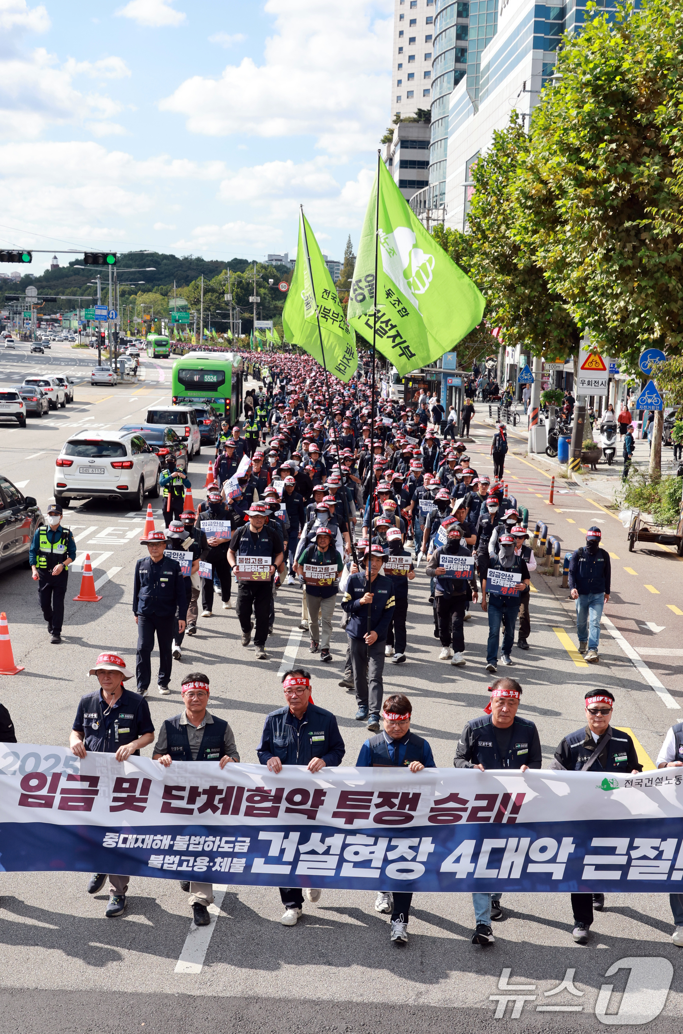 (서울=뉴스1) 김명섭 기자 = 16일 서울 관악구에서 열린 건설노조 전국동시다발 총파업 출정식에서 조합원들이 행진을 하고 있다.조합원들은 '임금 및 단체협약 투쟁 승리, 중대재해 …