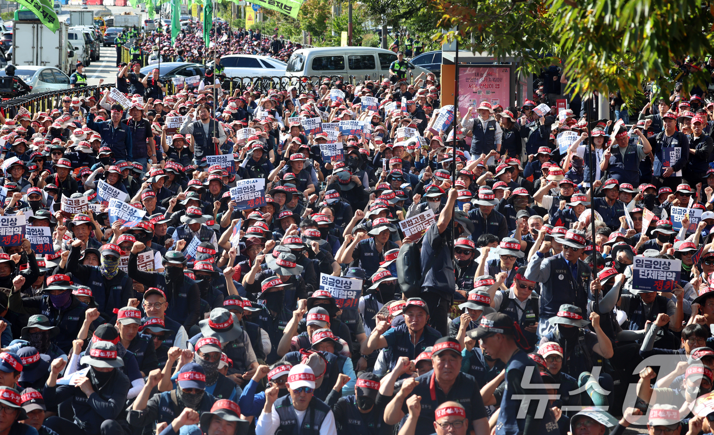 (서울=뉴스1) 김명섭 기자 = 16일 서울 관악구에서 열린 건설노조 전국동시다발 총파업 출정식에서 조합원들이 구호를 외치고 있다.조합원들은 '임금 및 단체협약 투쟁 승리, 중대재 …