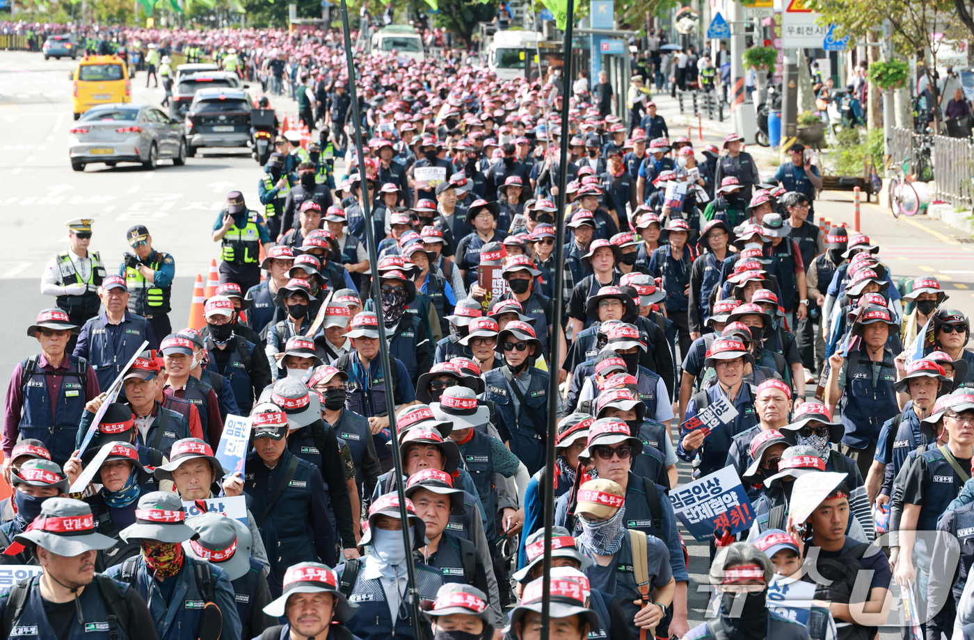 (서울=뉴스1) 김명섭 기자 = 16일 서울 관악구에서 열린 건설노조 전국동시다발 총파업 출정식에서 조합원들이 행진을 하고 있다.조합원들은 '임금 및 단체협약 투쟁 승리, 중대재해 …