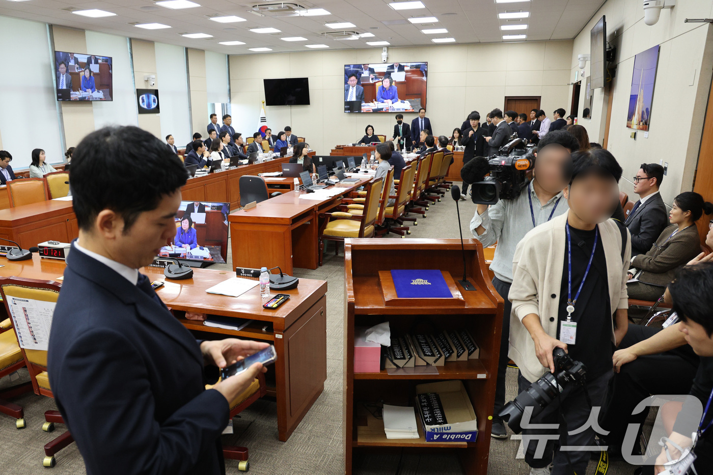 (서울=뉴스1) 신웅수 기자 = 16일 서울 여의도 국회 과학기술정보방송통신위원회에서 열린 원자력안전위원회 등에 대한 국정감사에서 김우영 더불어민주당 의원과 박정훈 국민의힘 의원이 …