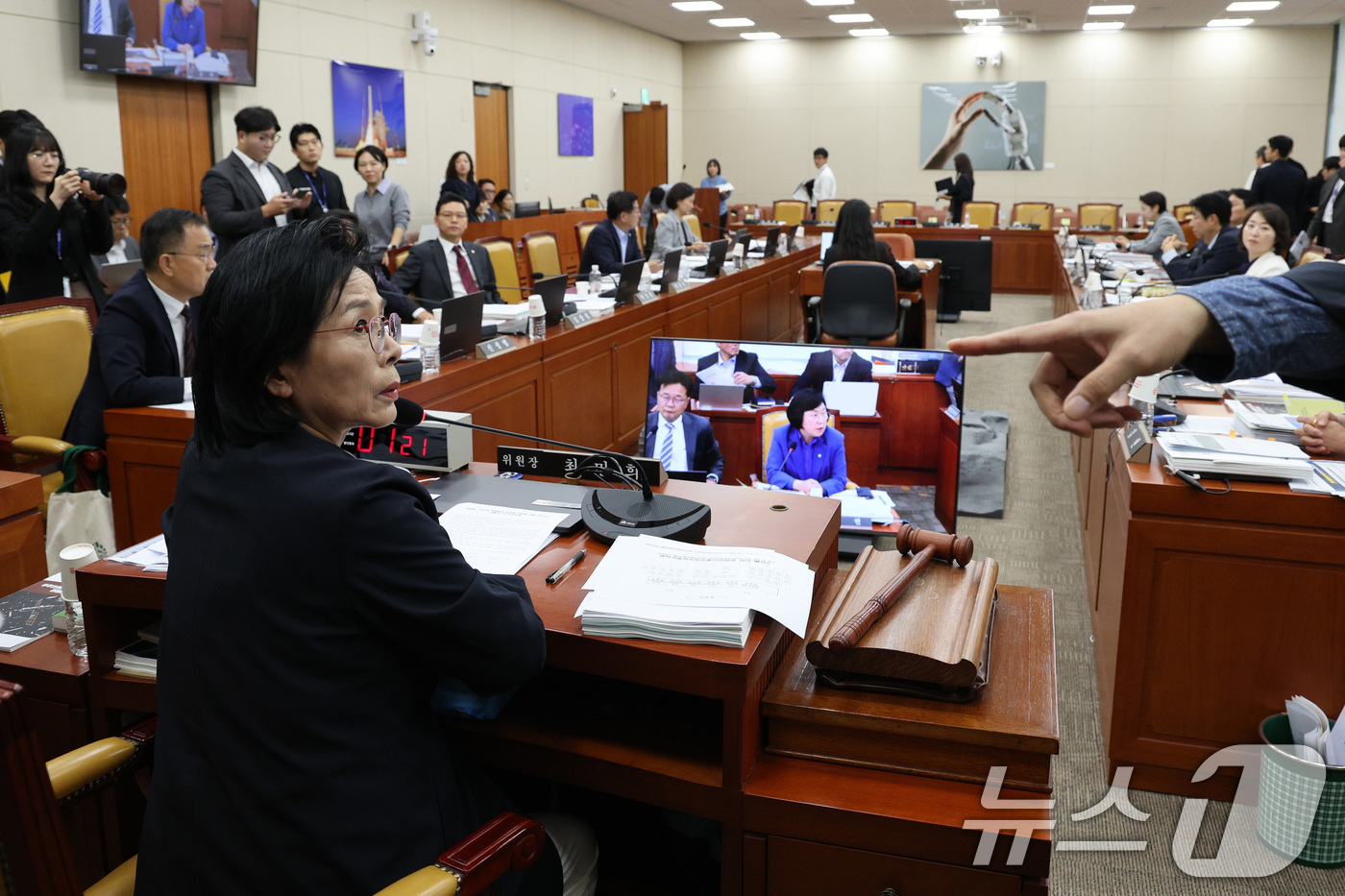 (서울=뉴스1) 신웅수 기자 = 최민희 위원장이 16일 서울 여의도 국회 과학기술정보방송통신위원회에서 열린 원자력안전위원회 등에 대한 국정감사에서 김우영 더불어민주당 의원과 박정훈 …