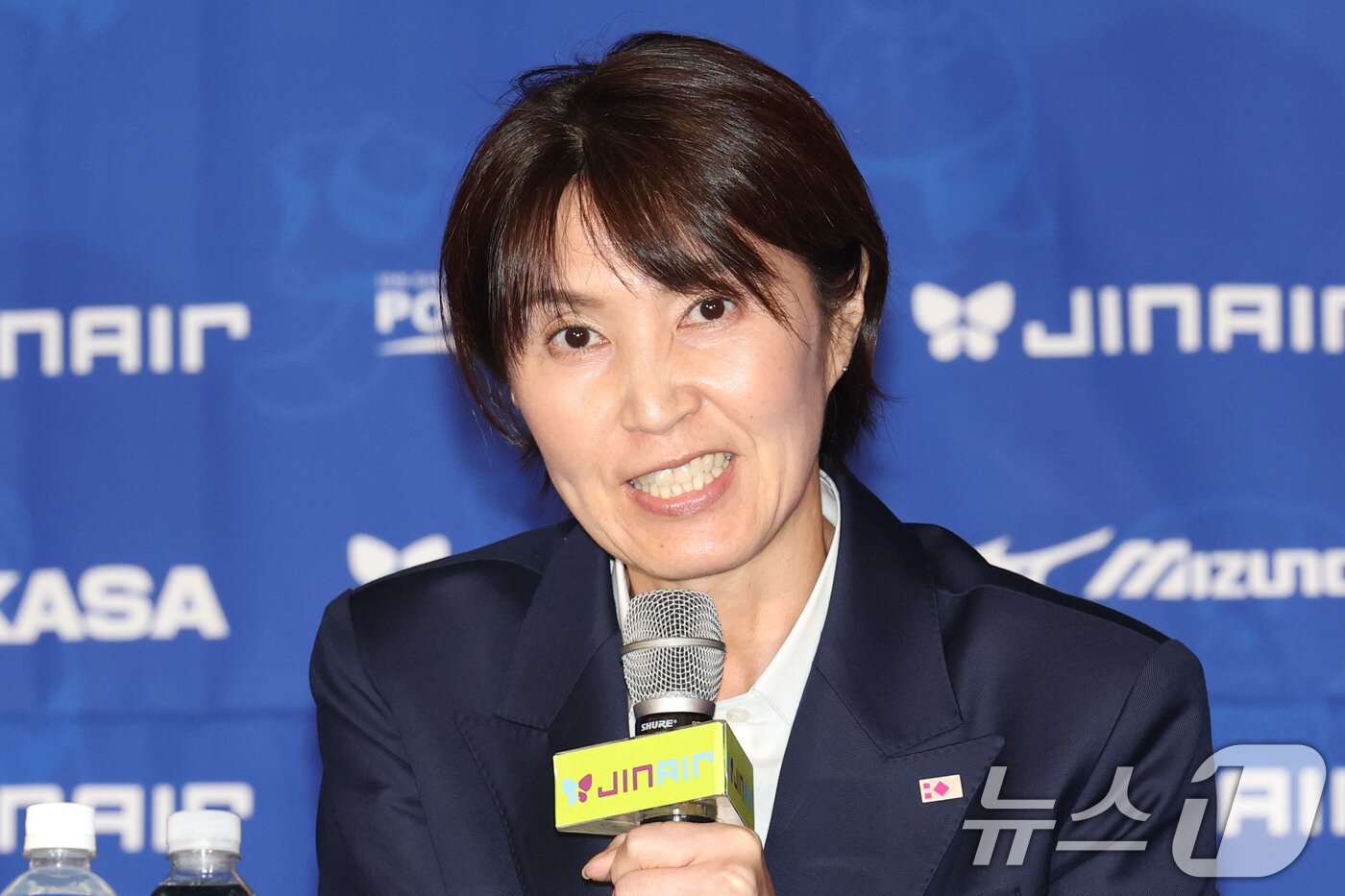 본문 이미지 - 요시하라 토모코 흥국생명 감독이 16일 오후 서울 강남구 청담동 리베라호텔에서 열린 프로배구 진에어 2025-2026 V리그 여자부 미디어데이에서 시즌에 임하는 각오와 포부를 밝히고 있다. 2025.10.16/뉴스1 ⓒ News1 이광호 기자