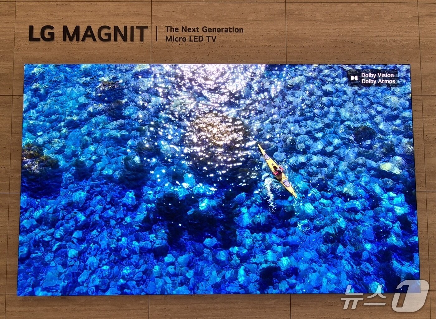 본문 이미지 - LG전자의 초프리미엄 빌트인 가전 브랜드 쇼룸 'SKS 서울'에 전시된 마이크로LED 사이니지 'LG매그닛'.2025.10.15/뉴스1 최동현 기자