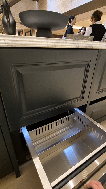 본문 이미지 - LG전자의 초프리미엄 빌트인 가전 브랜드 쇼룸 'SKS 서울'에 전시된 테이블 냉장고.2025.10.15/뉴스1 최동현 기자