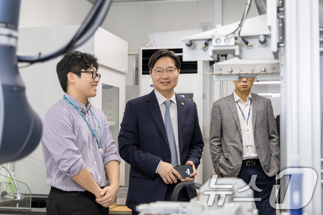 (서울=뉴스1) = 구혁채 과학기술정보통신부 1차관이 16일 대전 유성구 한국화학연구원을 방문해 질문을 하고 있다. (과학기술정보통신부 제공. 재판매 및 DB 금지) 2025.10 …